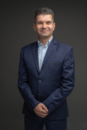 中年蓝色西装男士商务照图片